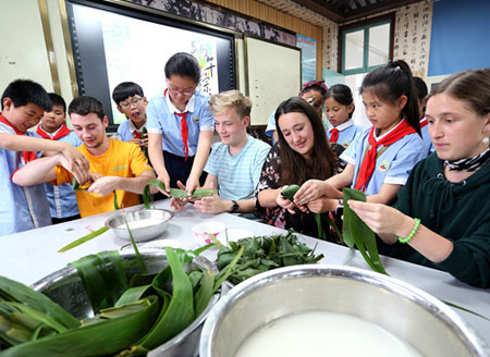 江苏连云港：外籍学生包粽子 体验中国端午节