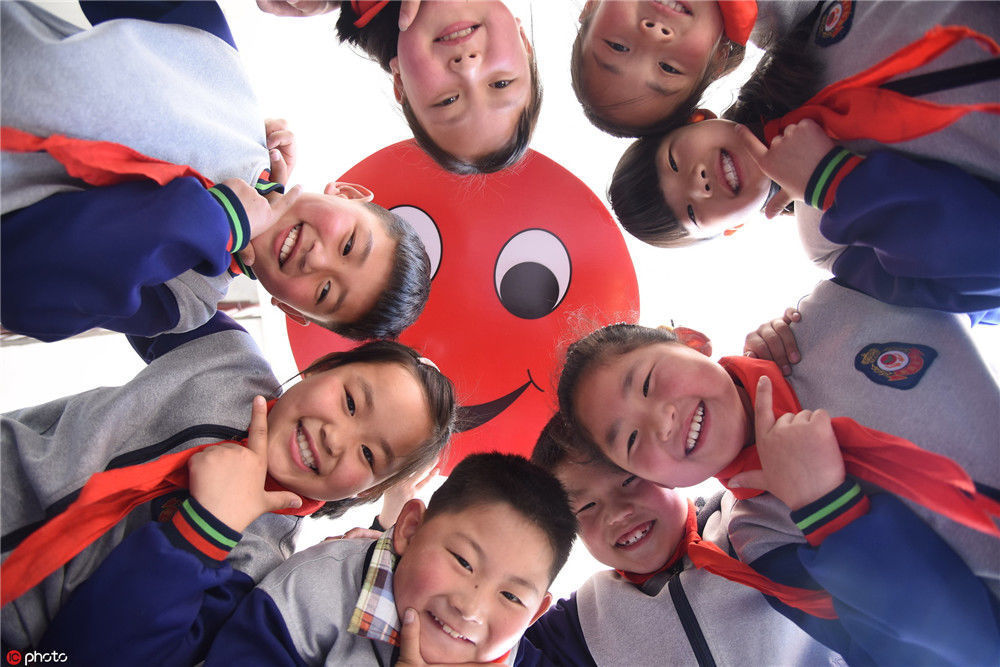 连云港东海:小学生笑迎"世界微笑日"