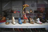 2019年6月1日，济南，“微型皮鞋博物馆”里面摆着各式各样的皮子、染色液和手工工具。靠近窗口一个40厘米高的小台子，是彭仕增的工作台，他的100多只微型皮鞋都是在这里完成的。
