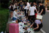 2019年6月10日，武汉，又到一年毕业季，即将离校的毕业生将书籍、生活用品、鞋子衣服等物品在校园“跳蚤市场”甩卖。