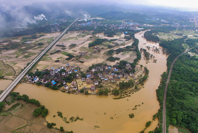 广西桂林暴雨引发洪水 多地遭浸灌