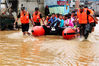 2019年6月10日，广东河源，武警河源支队官兵在抗洪一线转移被困群众。