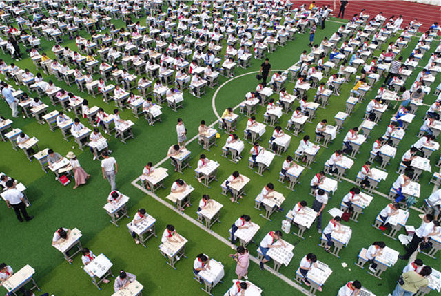 江西九江举行中小学生书法比赛 小学生现场挥毫泼墨