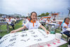 2019年6月12日，在江西九江市都昌县万里中学操场，学生在进行毛笔书写比赛。