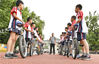 2019年6月12日，合肥市蚌埠路第三小学的孩子们在操场上练习独轮车。