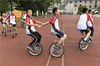 2019年6月12日，合肥市蚌埠路第三小学的孩子们在操场上练习独轮车。
