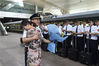 2019年6月14日，济南客运段Z106车车长张伟华在济南火车站4站台和妻子拥抱在一起。