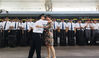 2019年6月14日，济南客运段Z106车车长张伟华在济南火车站4站台和妻子拥抱在一起。
