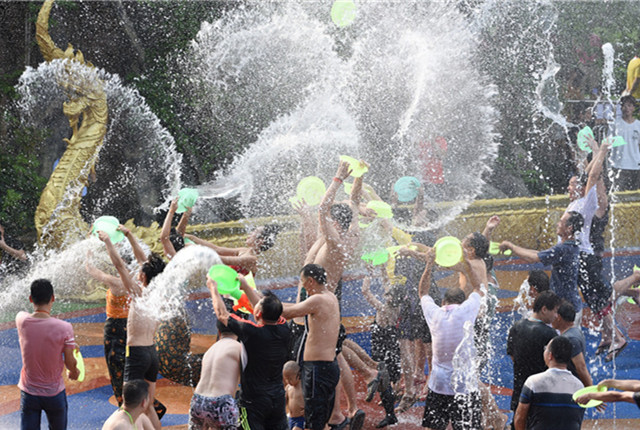 深圳：傣族泼水节活动举行 市民现场消暑玩乐