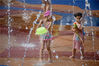 2019年6月14日，深圳锦绣中华民俗村举行傣族泼水节活动，市民在现场消暑玩乐。