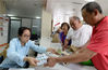 2019年6月15日，河北邯郸，在中国邮政集团公司邯郸市分公司，集邮爱好者购买《中欧班列（义乌—马德里）》特种邮票。