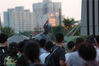 2019年6月13日，西安，曲江大唐不夜城表演的“石头人”已经成了网红，游客为其吹风扇、擦汗依然敬业演出憋住不笑。