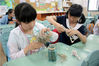 2019年6月17日，江苏省苏州市金阊实验小学校五年级学生在将废旧材料进行小制作。