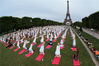 当地时间2018年6月17日，法国巴黎，民众聚集在埃菲尔铁塔下做集体瑜伽。PHILIPPE WOJAZER/视觉中国 编辑/陈进