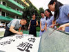 2019年6月20日，广西河池市金城江区书法名家在第三小学进行书法创作。
