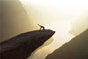 2014年9月27日消息（具体拍摄时间不详），挪威700米高的巨人之舌悬崖上，一个人正在悠闲的做瑜伽。当一群游客爬上悬崖，观赏壮观景象的时候，其中一人竟然开始做起瑜伽。坐在附近岩石上的34岁的Christopher Baldry用镜头捕捉到这一幕。