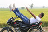 当地时间2014年11月24日，印度泰伦加纳，当地一名40岁的男子挑战极限，在行驶中的摩托车上做瑜伽。