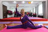 2017年3月24日，湖北省襄阳市，75岁的“瑜伽奶奶”康光英在老年大学给学员们上瑜伽课。2007年，“瑜伽奶奶”康光英在襄阳老年大学创立了瑜伽班，担任瑜伽老师10年，学校瑜伽班由2个班发展到了25个班。