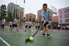 2019年6月21日，北京市中关村第三小学的学生们在校园内进行旱地冰球训练。