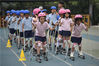 2019年6月21日，北京市中关村第三小学的学生们在校园内体验旱地越野滑雪。