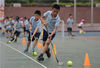 2019年6月21日，北京市中关村第三小学的学生们在校园内进行旱地冰球训练。