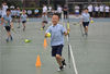 2019年6月21日，北京市中关村第三小学的学生们在校园内体验旱地冰球。来源：崔楠(摄影部)/中新社/视觉中国