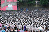 2019年6月21日，武汉大学2019年毕业典礼暨学位授予仪式在雨中举行，共有11000多名毕业生和5000多名家长参加毕业典礼。在毕业典礼现场，上万人穿上了雨衣，场面壮观。捏影/视觉中国