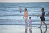 2019年6月21日，海南琼海，游客和市民在博鳌海滨戏水避暑。