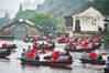 2019年6月22日，中国大运河成功入选世界文化遗产名录五周年，浙江绍兴东湖举行别开生面的乌篷船“快闪”活动。
