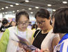 2019年6月23日，南京，2019年南京市中招咨询会，学生和家长一起在看学校。