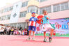 2019年6月24日，江苏省淮安市盱眙县穆店幼儿园的小朋友身穿环保服装在舞台上走秀。