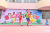 2019年6月24日，江苏省淮安市盱眙县穆店幼儿园的小朋友身穿环保服装在舞台上走秀。