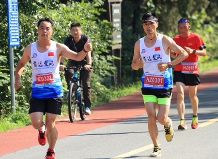 300 compete in Hongze Lake half-marathon