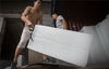 2018年7月30日，广东佛山，夏天，工厂出产的冰砖每块重达180斤。使用冰箭将冰砖提起的动作，工人平均要做600次。工人的手臂、小腿、腰部是最为受累的部位。罗斌豪/视觉中国