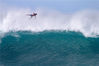 当地时间2019年1月13日，美国夏威夷瓦胡岛，民众从冲浪板上摔下。BRIAN BIELMANN /视觉中国