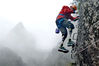 2019年1月14日，在浙江台州神仙居景区，“无腿老人”夏伯渝正在体验攀岩运动。王华斌 应剑飞/视觉中国