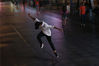2019年4月10日，深圳东门步行街，广场上玩滑板的男子。刘有志/南方都市报/视觉中国