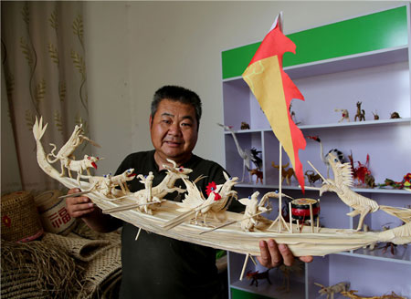Craftsman creates vivid dragon boat with rice leaves