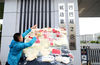 6月7日早上4点，延边一中、延边二中等考点门前的木板上已经贴满了打糕，不少家长还将写有孩子名字的纸条或是延吉至北京、上海等城市的车票夹在了打糕里，期待自己的孩子金榜题名。 
