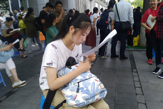 南京：2019年高考即将开考 考生抓紧最后时间看书