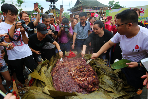 广西柳州：游人苗寨品巨粽 欢庆端午节
