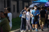 2019年6月8日，高考进入第二天，在北京第35中学考点，进入考点前，家长和孩子“吻别”。