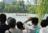 2019年6月7日，山东济南，比赛队伍在大明湖内上演龙舟竞渡。