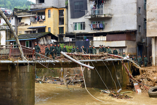 福建南平：持续强降雨引发洪涝灾害 武警奔赴一线救灾