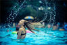 2012年6月30日，浙江全省气温骤升，迎来了入夏以来最热的一天。杭州玉泉游泳馆内格外热闹，一位嬉水的外籍美女飘逸的长发甩出一串漂亮水花。