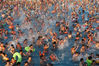 2018年7月19日，安徽省阜阳市颍上县八里河水世界“海啸”浴池内游客爆满，出现入夏以来密集“下饺子”壮观场景。