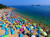 2018年7月22日，大连，众多游客云集到付家庄免费海滨浴场消暑避夏，整个海滩如同“下饺子”。