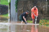 2019年7月13日早晨，南昌市降暴雨，红谷滩新区丰和立交积水严重，市政工作人员正在疏通排水口。