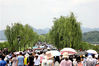2019年7月14日，杭州迎来暑期旅游高峰，西湖景区游人如织，断桥成“人桥”。
