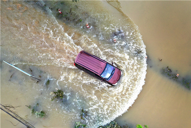 广西柳州：柳江洪水倒灌淹没乡道